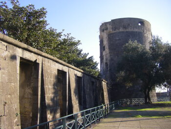 La torre Spinella ed un tratto superstite delle mura del castello