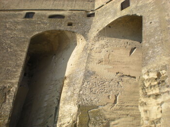 Cannoniere speculari per i  tiri incrociati collocate negli angoli del perimetro della fortezza