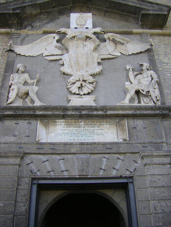 Il portale monumentale con lo stemma imperiale asburgico