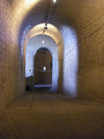 L'accesso alla piazza d'armi dalla rampa coperta