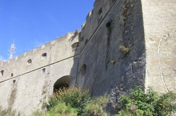 Scorcio esterno con in primo piano uno dei puntoni situati nella parte mediana dei lati lunghi del perimetro